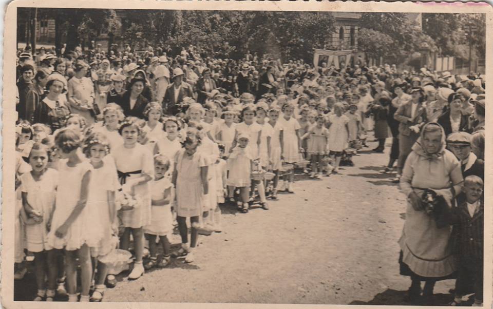 Slavnost Božího těla na Prosecké návsi v roce 1935