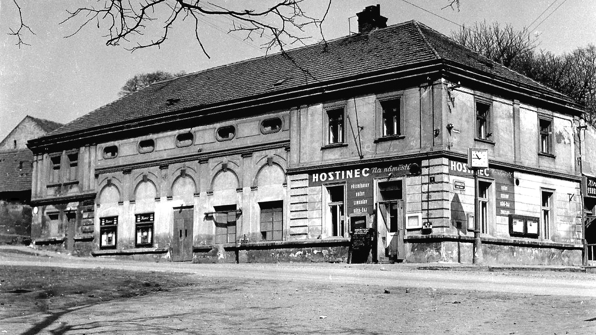 Hostinec U Brabců, dříve také Hostinec na náměstí